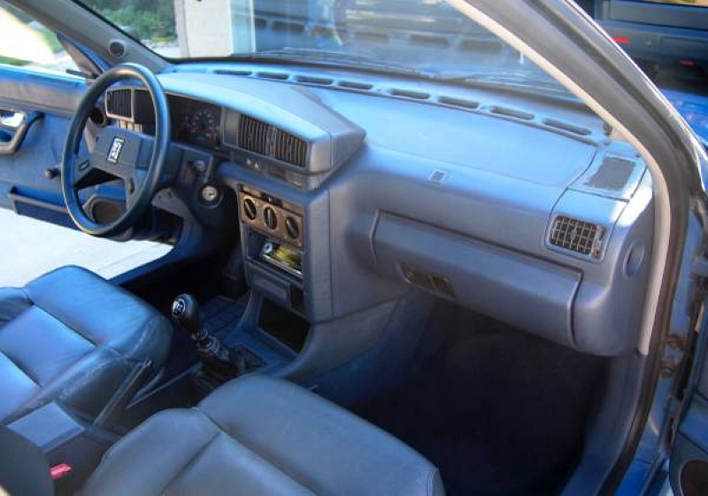 Illustration for article titled For $1,950, This 1989 Peugeot 405 Could Ooh Your La-Las